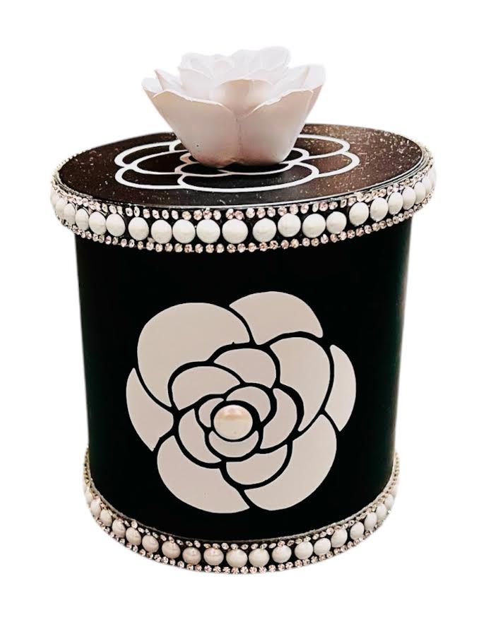 BLACK WHITE FLOWER CANDLE