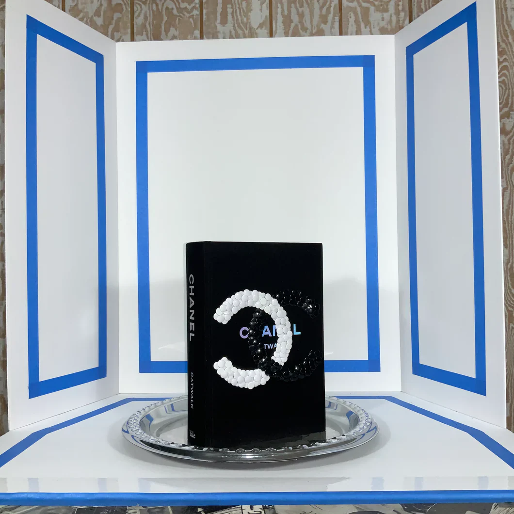 CHANEL CATWALK THUMB TACKS BOOK